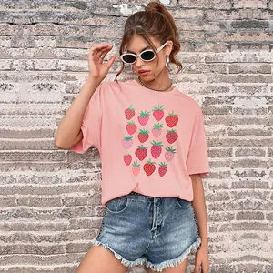 Rosa Kurzarm-T-Shirt mit Erdbeerdruck und Denim-Shorts für modische Sommerlooks