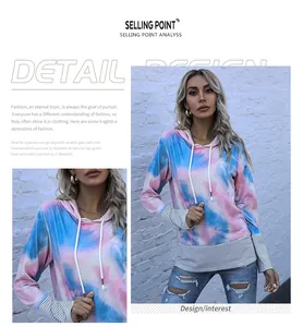 Détail du sweat à capuche tie-dye rose et bleu avec poignets rayés et cordon de serrage