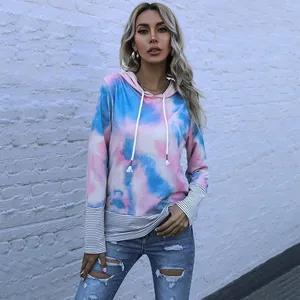 Sweat à capuche tie-dye rose et bleu avec poignets à rayures et cordon de serrage