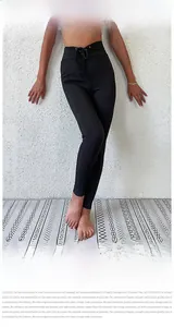 Détail de legging noir côtelé à taille haute avec cordon de serrage et texture ajustée