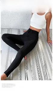 Détail du legging noir côtelé à taille haute avec cordon de serrage sur mannequin mode