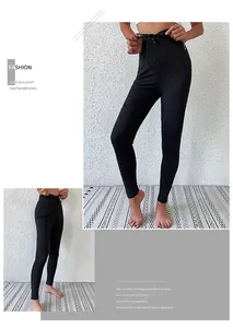 Détail du legging noir côtelé à taille haute avec design croisé à lacets devant