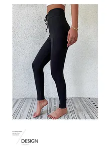 Détail du legging noir taille haute avec texture côtelée et ceinture à nouer