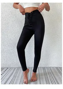 Détail de legging noir côtelé à taille haute avec cordon et coupe amincissante