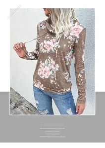 Détails du motif floral sur un sweat à capuche marron avec cordons de serrage
