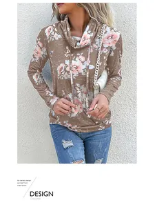 Détail d'un sweat à fleurs avec col bénitier, cordons et sac à main blanc à chaînette