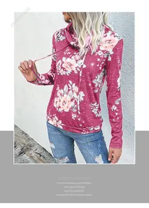 Détail de l'imprimé roses rouges et du col montant à cordon sur un sweat à capuche ajusté