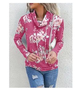 Détail d'un sweat-shirt magenta pour femme avec imprimé floral et col bénitier ajustable