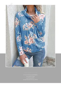 Détail d'un sweat à capuche bleu à motif floral avec col montant et cordons blancs