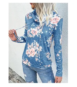 Détail d'un sweat à capuche à imprimé floral avec cordon de serrage et motifs de fleurs