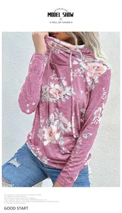 Gros plan du sweat-shirt rose à imprimé floral avec un col bénitier à cordon de serrage