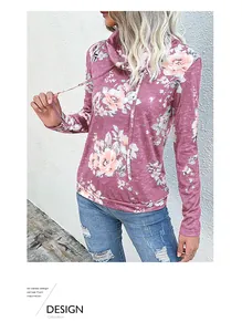 Détail de l'imprimé floral sur un sweat à capuche avec cordon et col bénitier