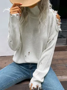 Pull blanc à col roulé effet usé avec épaules dénudées et détails effilochés