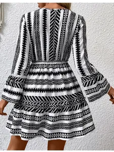 Vue arrière d'une robe courte à manches longues avec imprimé ethnique noir et blanc