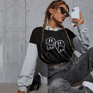 Sweat à capuche court femme noir et gris avec motif de smiley fondant stylisé