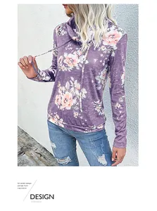 Détail du col montant à cordon et imprimé fleuri sur sweat à texture vintage