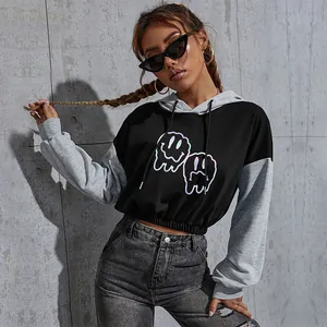 Sweat à capuche court pour femme avec sourires holographiques et manches contrastées