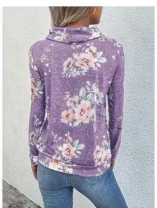 Vue arrière du sweat-shirt à fleurs lilas pour femme avec détail de col montant doux