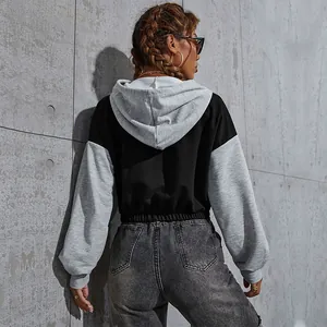 Sweat à capuche court femme noir et gris avec ourlet élastique et style urbain chic