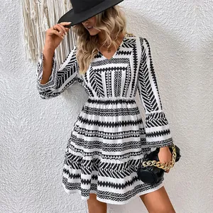 Robe courte imprimée ethnique avec col en V, manches cloches et taille élastique noir et blanc