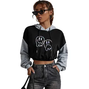 Sweat à capuche court pour femme avec motif smiley et manches contrastées