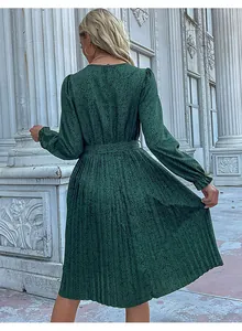 Dettaglio vestito plissettato verde scuro con stampa leopardata e lacci in vita