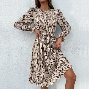 Elegante abito a maniche lunghe con stampa leopardata, cintura in vita e linea a A