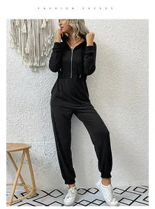 Detailansicht eines schwarzen langärmeligen Jumpsuits mit Kapuze und Reißverschluss
