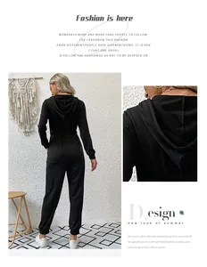 Detaillierte Rückansicht und Stoff-Nahaufnahme eines schwarzen Kapuzen-Jumpsuits für Damen