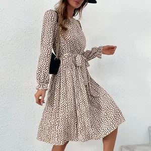 Abito a pieghe a maniche lunghe con stampa a cuori beige e cintura annodata