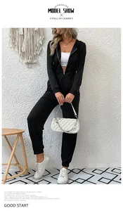 Detail eines schwarzen Kapuzen-Jumpsuits mit Reißverschluss und elastischer Taille am Model