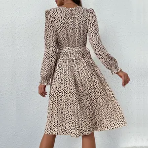 Abito plissettato beige con stampa leopardata, maniche lunghe, cintura e polsini a volant