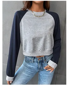Détail des manches raglan grises et bleu marine avec poignets côtelés sur sweat court