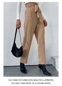 Detailopname van kaki broek met hoge taille, paperbag-taille en bijpassende ceintuur