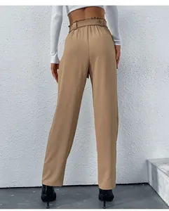 Detail van kaki broek met hoge taille, wijde pijpen, ruches en een riem
