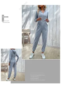 Detail von grauem Kapuzen-Jumpsuit mit Reißverschluss, Kordelzug und gerippten Bündchen