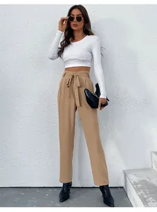 Detail van de kaki broek met hoge taille en een zelfgestrikte strik aan de tailleband