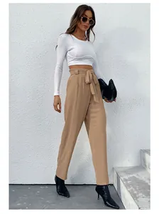 Kaki broek met hoge taille en wijde pijpen, trekkoord en witte crop top met lange mouwen