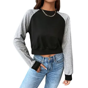 Sweat-shirt court à manches raglan pour femme au design contrasté noir et gris chiné