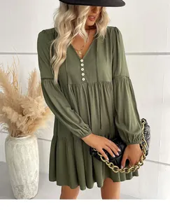 Dettagli di un vestito verde oliva con scollo a V, bottoni e maniche a sbuffo