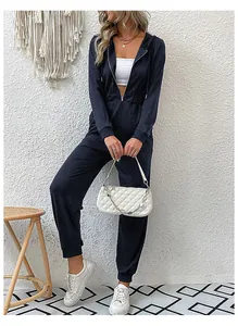 Detail eines dunkelblauen Kapuzen-Jumpsuits mit Reißverschluss und elastischer Taille für Sport