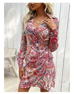 Dettaglio della stampa paisley vintage e del laccio in vita sull'abito a portafoglio