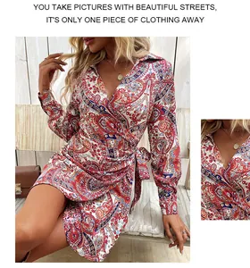 Dettaglio del tessuto con stampa paisley rossa e blu e chiusura a fiocco su abito boho
