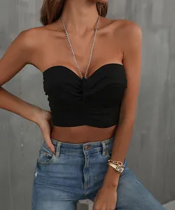 Detail des schwarzen gerippten Halter-Tops mit Ketten-Ausschnitt und Twist-Knoten-Design