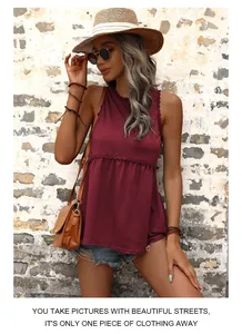 Détail du haut sans manches bordeaux avec bordure en dentelle et taille babydoll