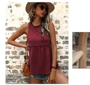 Détail du haut babydoll sans manches bordeaux avec dentelle et texture plissée