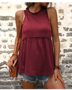 Détail du haut sans manches bordeaux avec dentelle délicate et tissu en coton texturé