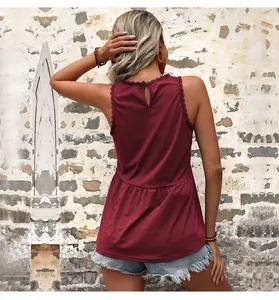 Détail du haut sans manches bordeaux avec dentelle et fermeture boutonnée au dos