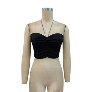 Schwarzes Neckholder-Crop-Top mit geraffter Brust und Kettendetail für die Damenmode