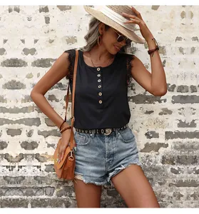 Vue détaillée du haut sans manches en dentelle noire pour femmes et du short en jean
